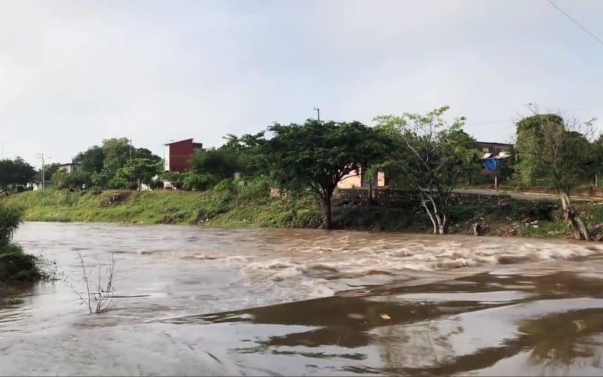 Cierran vados ante crecida del río