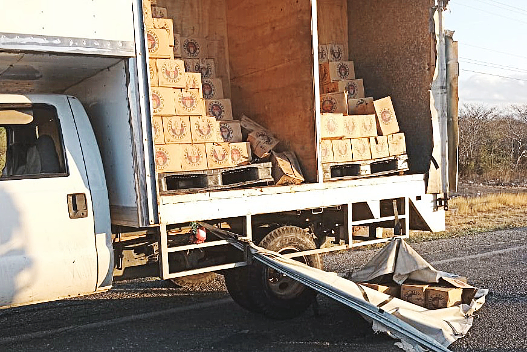 Camioneta tira cartones de cerveza a la altura de Puente Madera | NVI Istmo