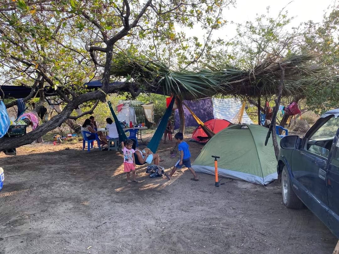 Familias disfrutan de la playa de Aguachil hasta el último minuto | NVI  Istmo
