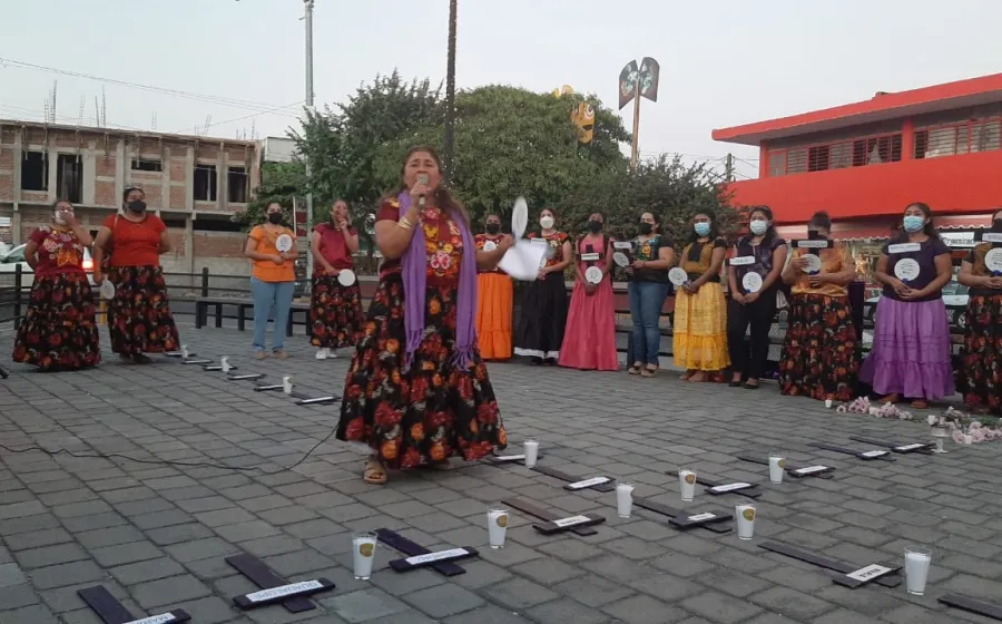 Mujeres exigen justicia por feminicidio.