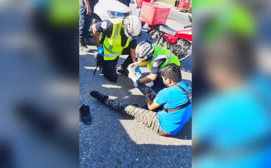 Motociclista accidentado recibe primeros auxilios