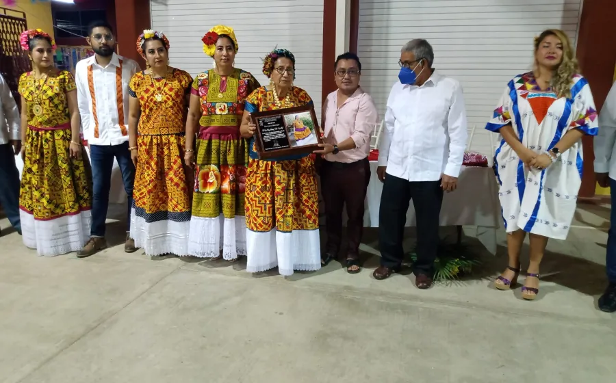 Na Eva recibiendo reconocimiento