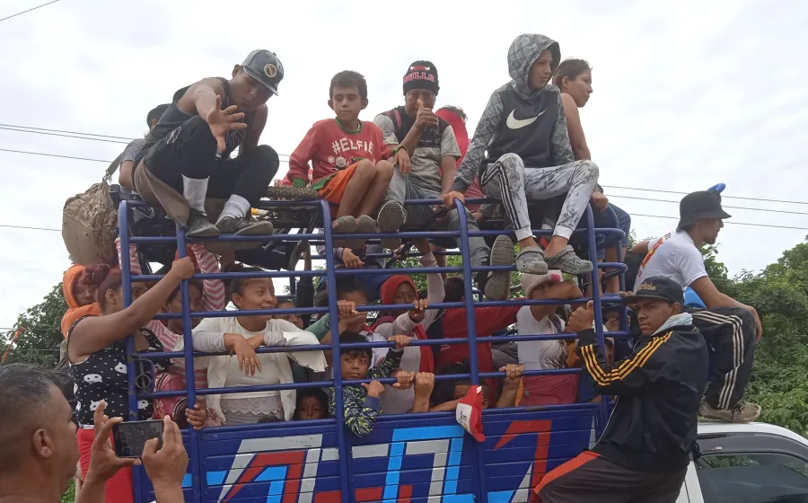 Migrantes en una camioneta.