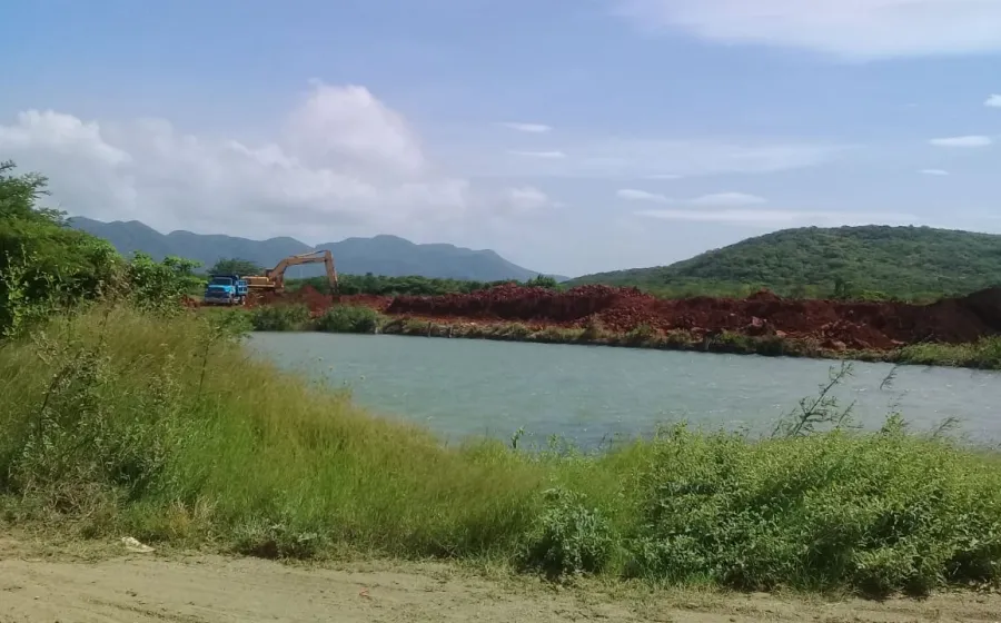 Cerro y lago