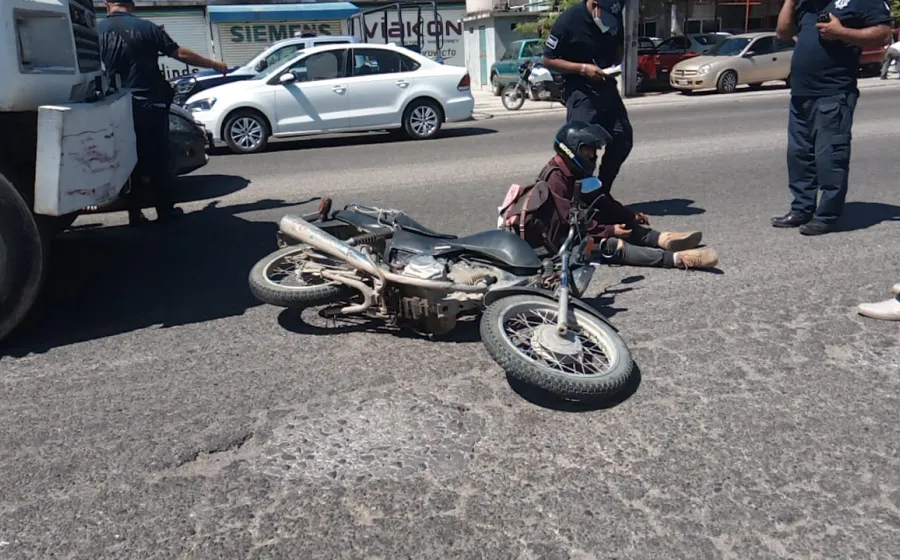 Debido al presunto exceso de velocidad salió proyectado al carril de alta velocidad. 