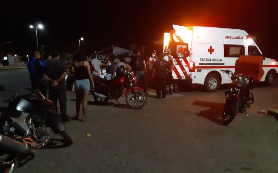 Ambulancia auxiliando a herido.