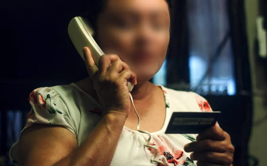 mujer-llamando-por-telefono