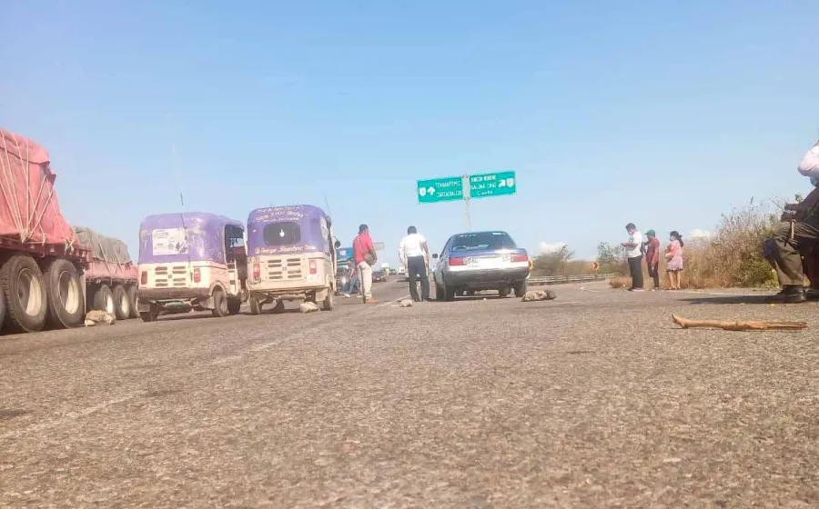 bloqueo-en-carretera 