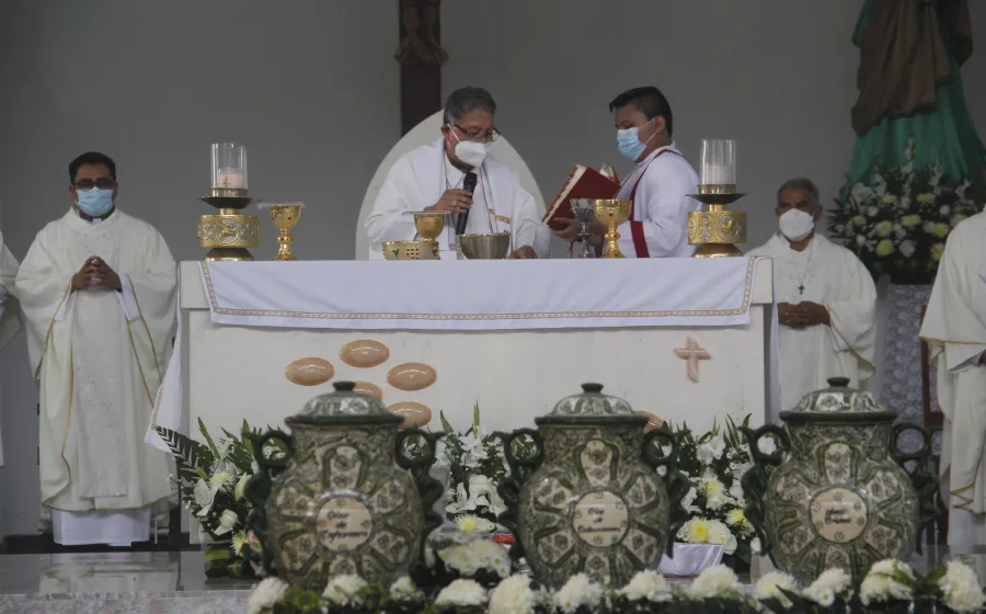 sacerdote-y-monaguillos
