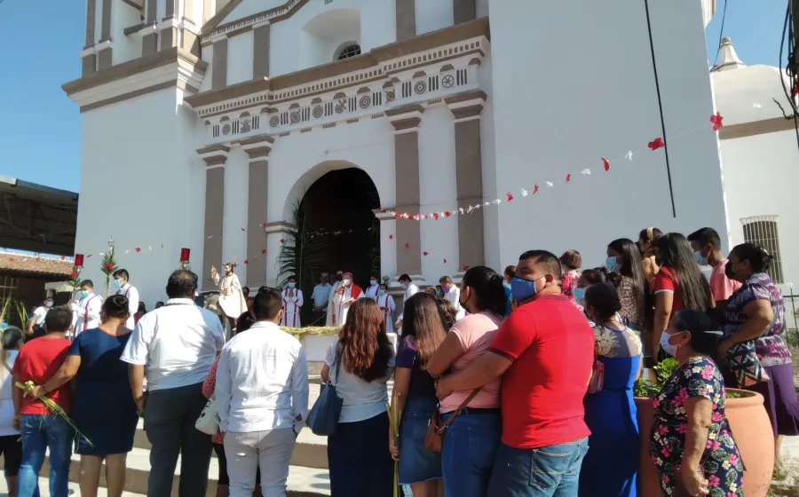 catolicos-en-iglesia