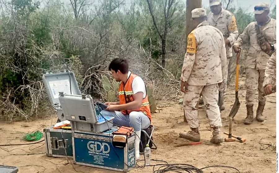 mineros_analizan_terreno