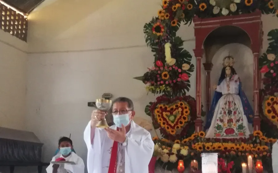 sacerdote_misa