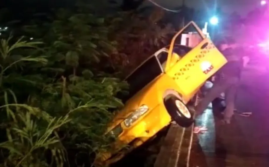 taxi_a_punto_de_volcar