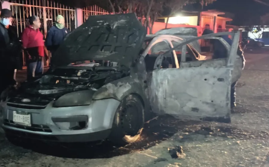 auto-se-quema-con-amigo-adentro-en-istmo 