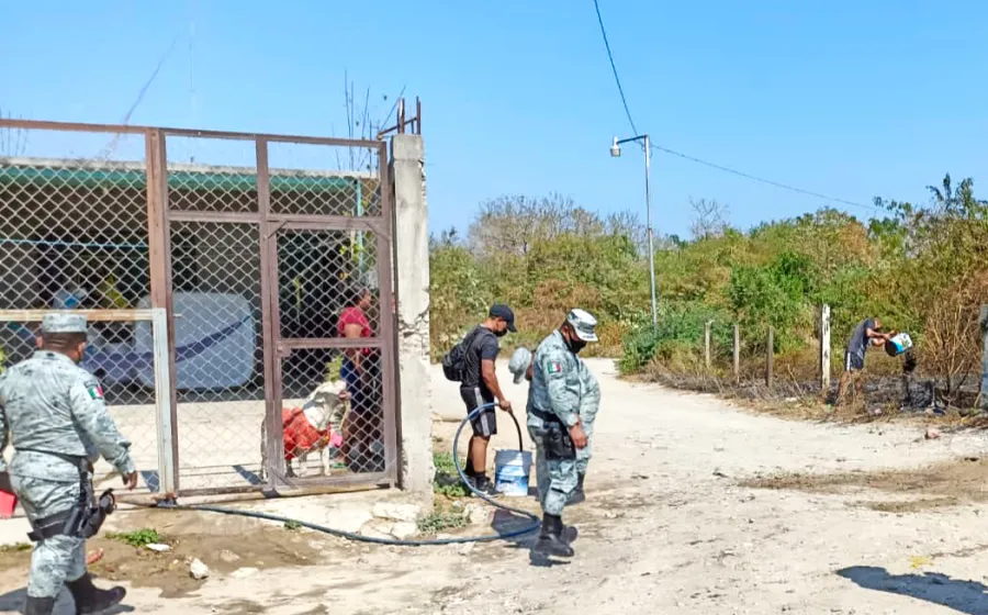 uniformados-sofocando-incendio