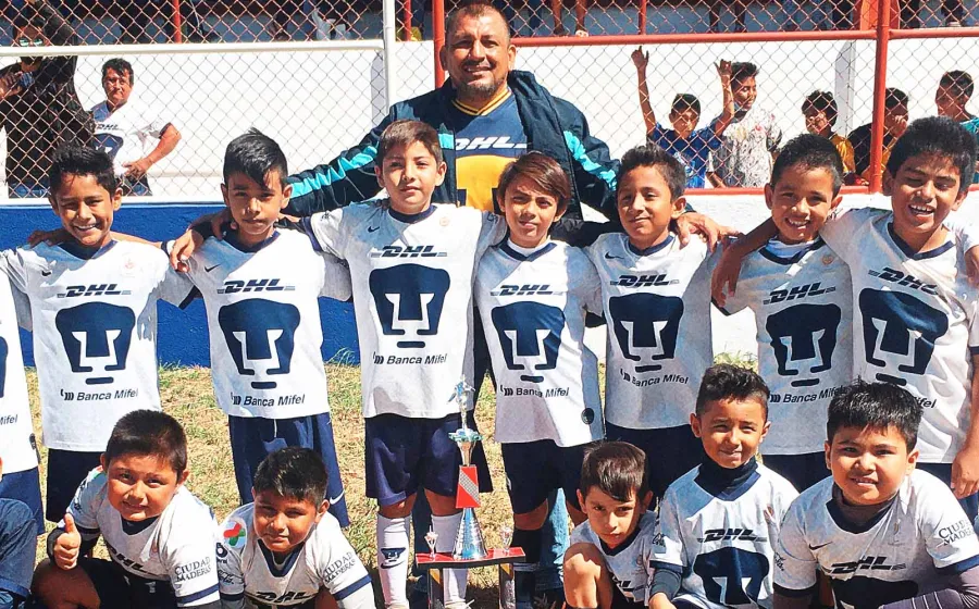 niños-juegan-futbol 