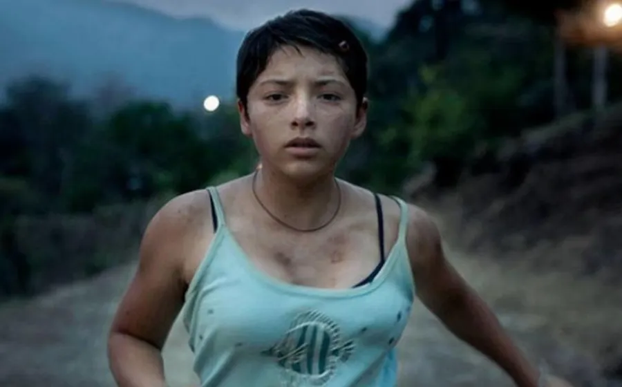 niña-corriendo-sierra-campo-noche