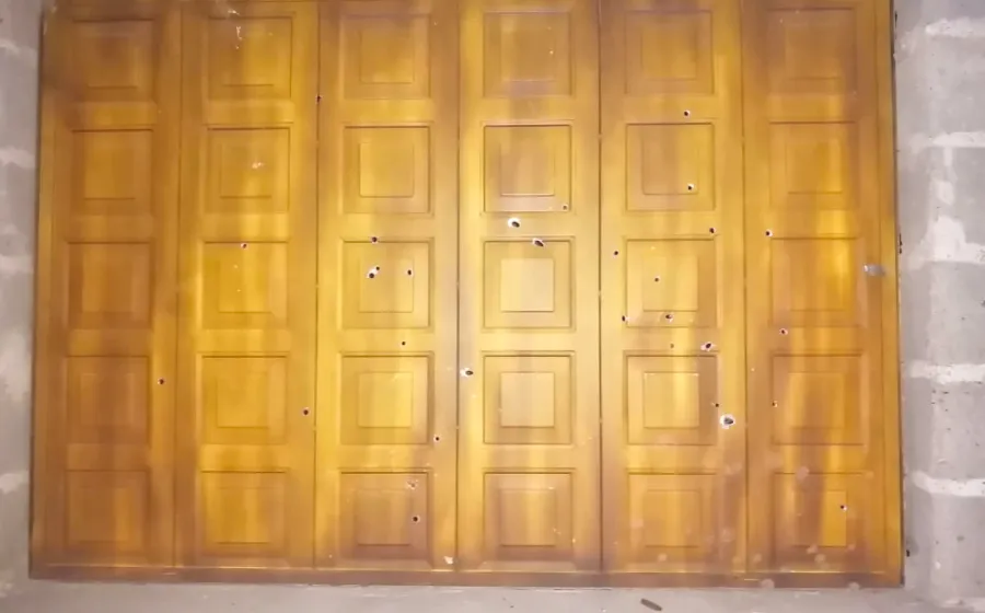 puerta-casa-balas