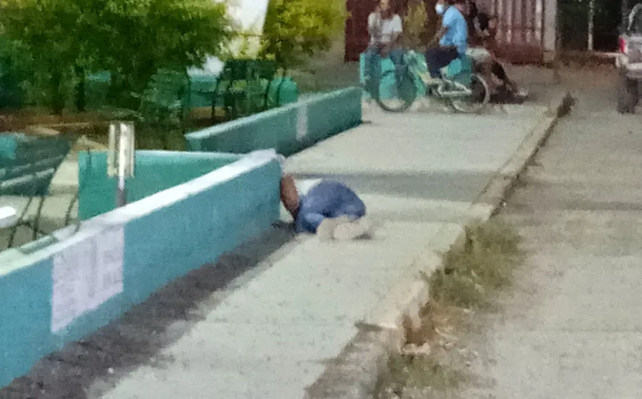 sujeto-tirado-en-el-piso