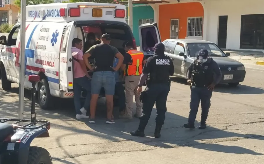 ambulancia-ayudando-a-accidentados