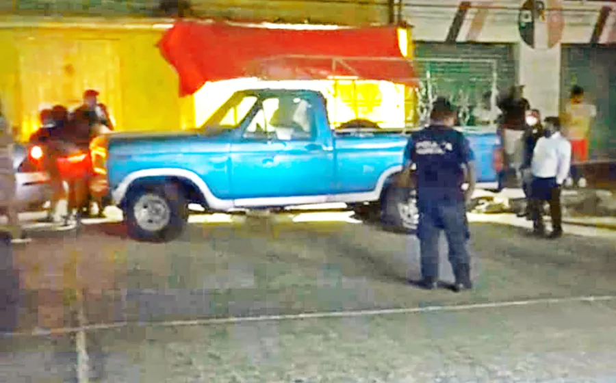 camioneta frente a negocio