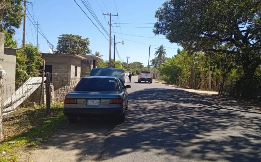 calle con auto estacionado