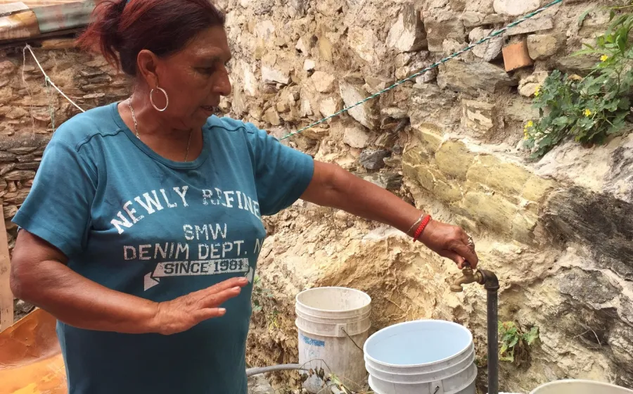 persona-y-grifo-de-agua