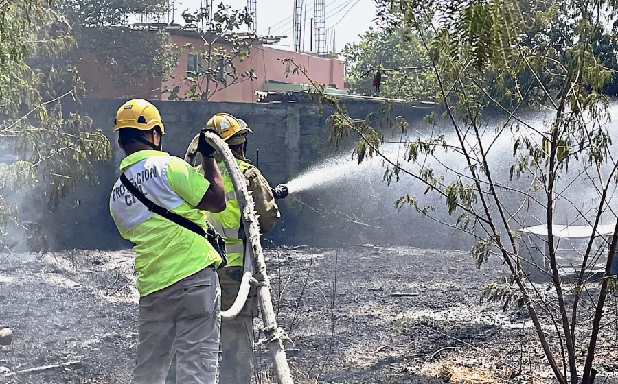 bomberos-sofocando-fuego