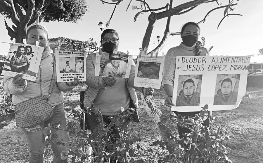 mujeres-colocando-tendedero