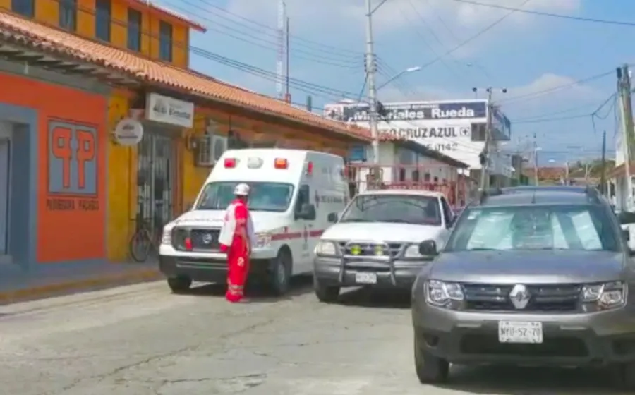 ambulancia-frente-a-local 