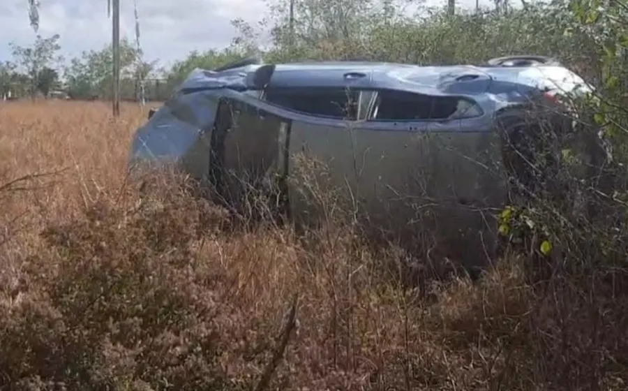 auto-se-sale-del-camino-y-vuelca 