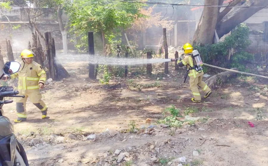 bomberos_apagan_fuego