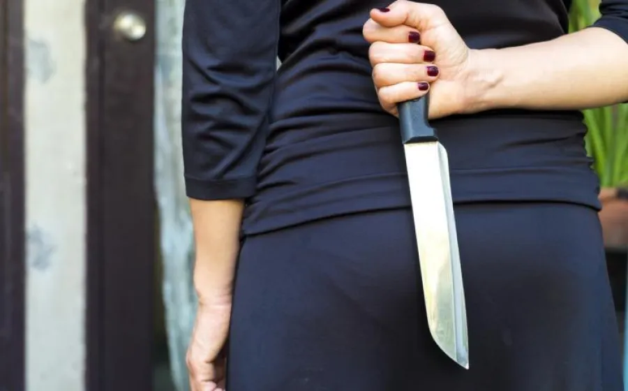 muje_con_cuchillo-en_mano