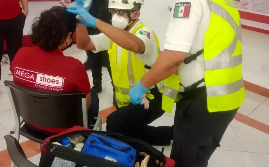 mujer_auxiliada_por _bomberos