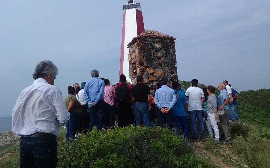 personas_en_faro_de_cortes