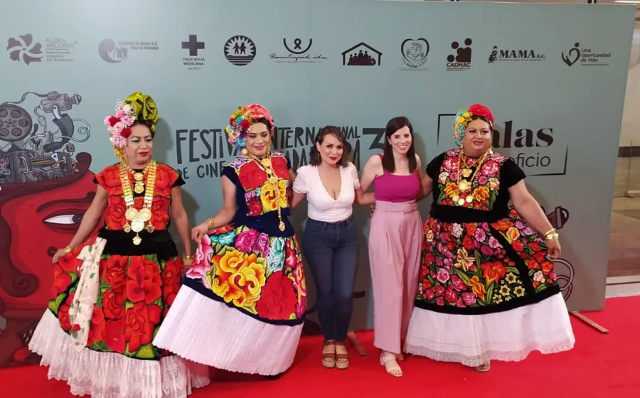 Elvis Guerra, Felina Santiago Valdivieso y Khrystal Aquino posan junto a las realizadoras del documental
