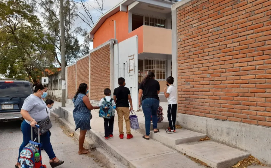 niños-yendo-a-la-escuela 