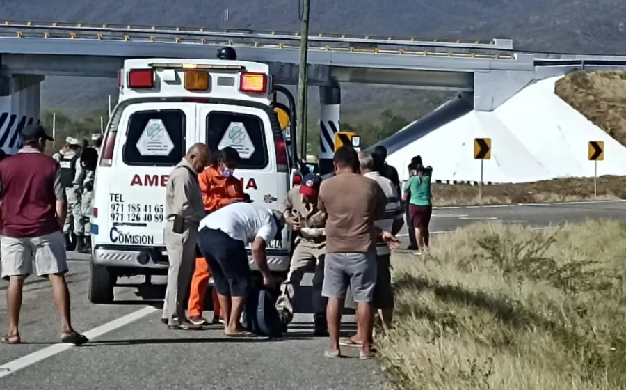 ambulancia-ayudando-a-accidentado