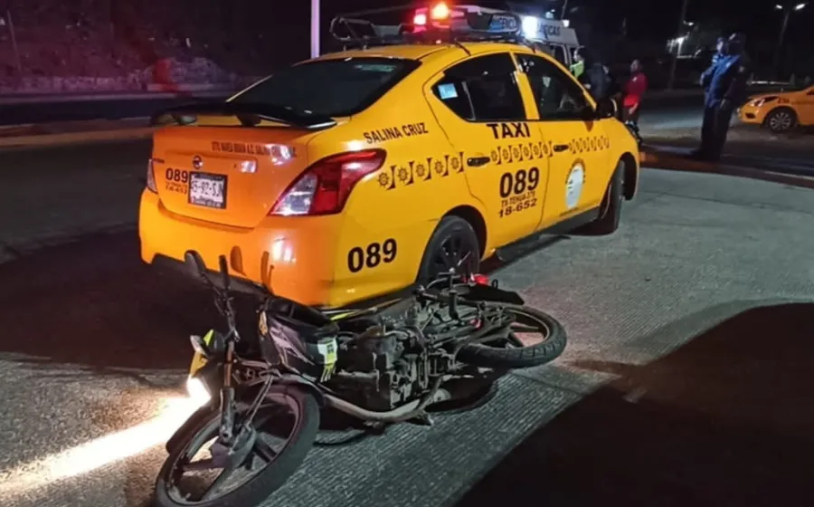 moto_incrustada_en_taxi
