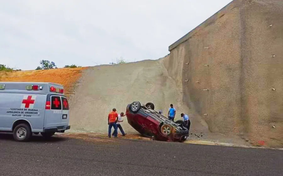 coche_con_llantas_arriba