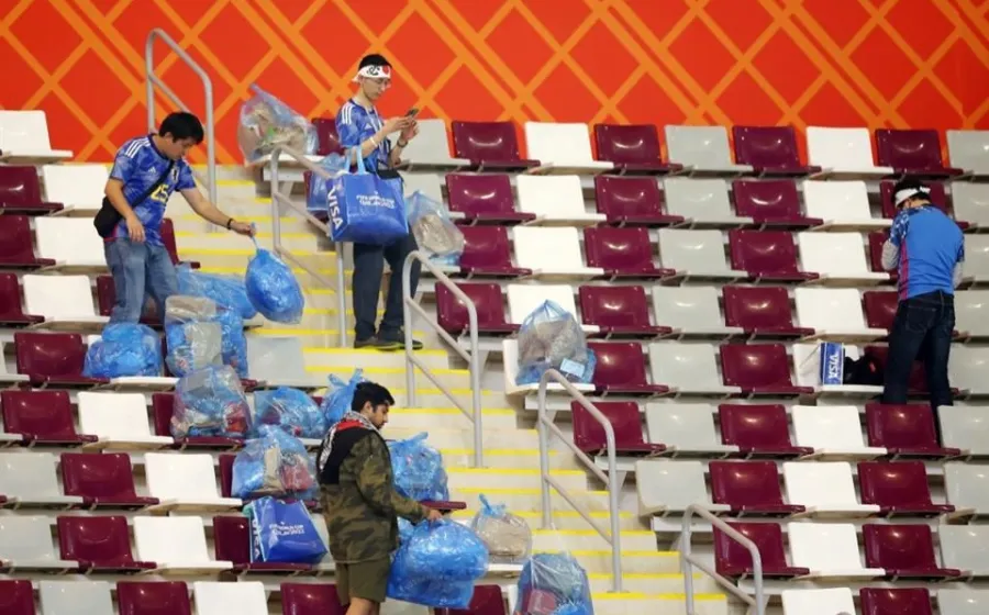 japoneses_limpiando_estadio