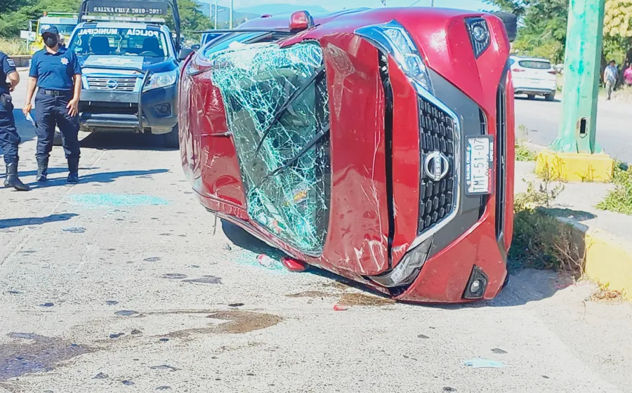 volcadura_coche_rojo