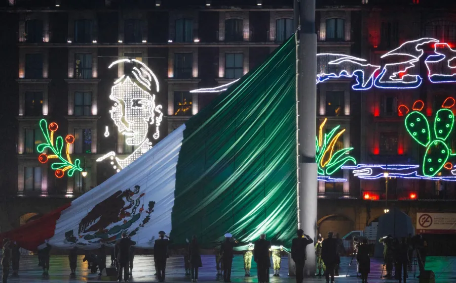 amlo_izamiento_de_bandera