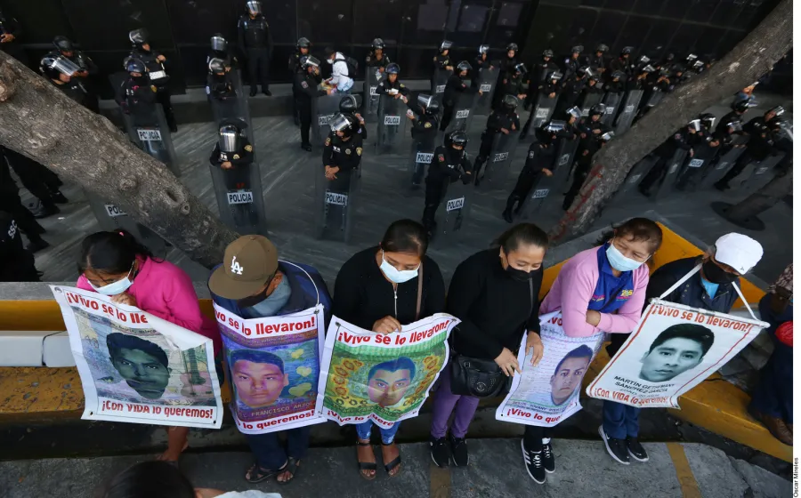 normalistas_familiares_protesta