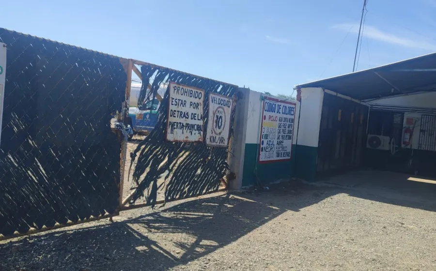 Los ex trabajadores y sus familias cerraron las instalaciones de la empresa.