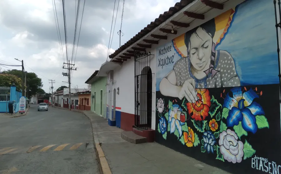 San Blas Atempa está situada a las faldas del Cerro del Tigre o Jaguar y a orillas de las vertientes del río Tehuantepec o río grande.