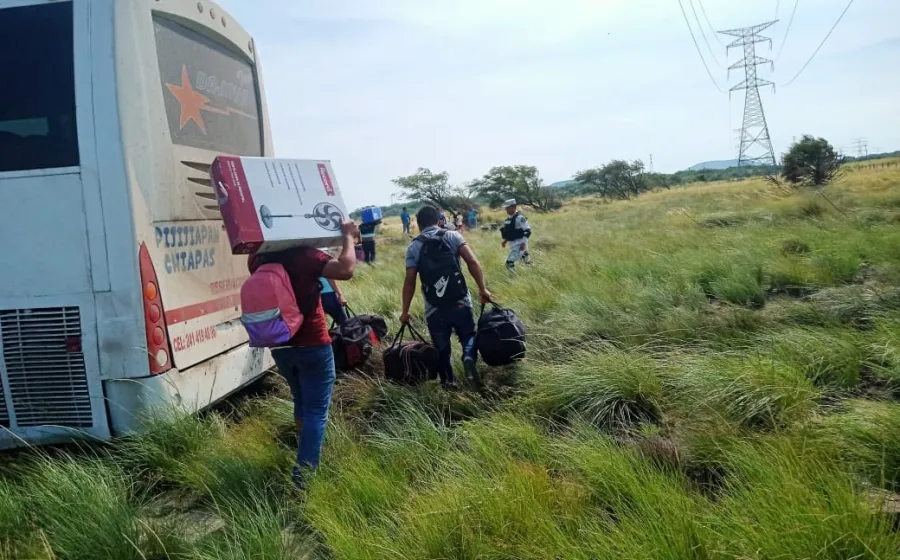El autobús estuvo a punto de volcar.
