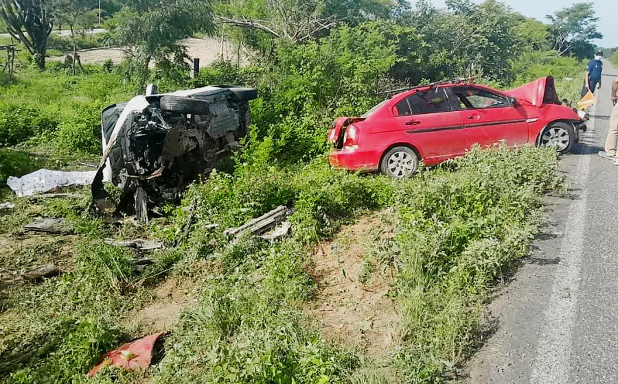 Un auto chocó de manera frontal contra la camioneta en el tramo carretero Salina Cruz-Santa María Huatulco.