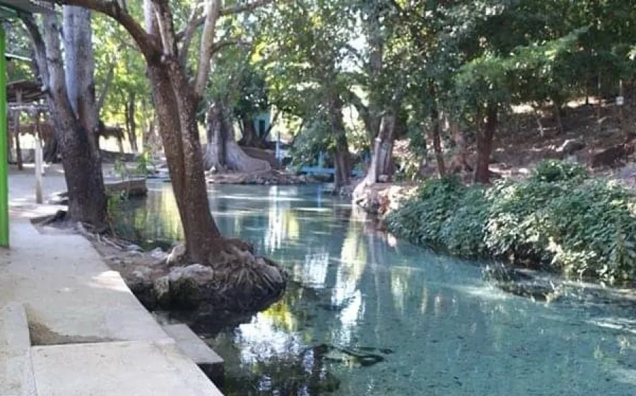 El grupo que tomó las instalaciones comunales amenaza con apoderarse del balneario para cobrar las entradas.