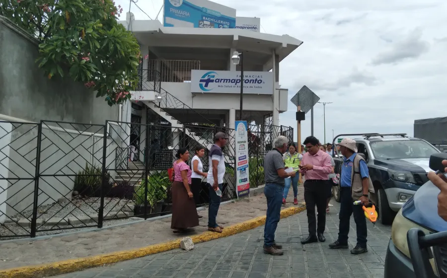 Trabajadores de la SCT no pudieron retirar la reja que obstruía el paso peatonal en la calle Melchor Ocampo.